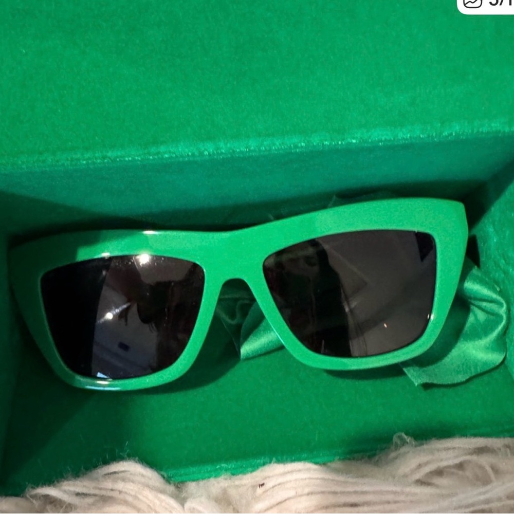 Bottega Veneta Vibrant Green Sunglasses 55mm worn once - Picture 7 of 14